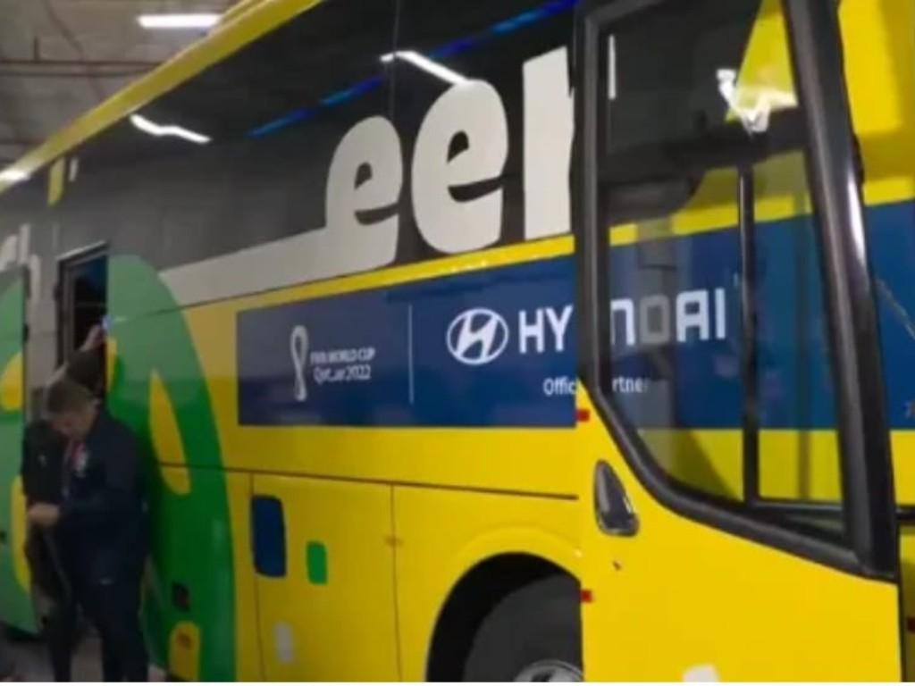 Seleção Brasileira apresenta novo design de ônibus antes do jogo com o Chile